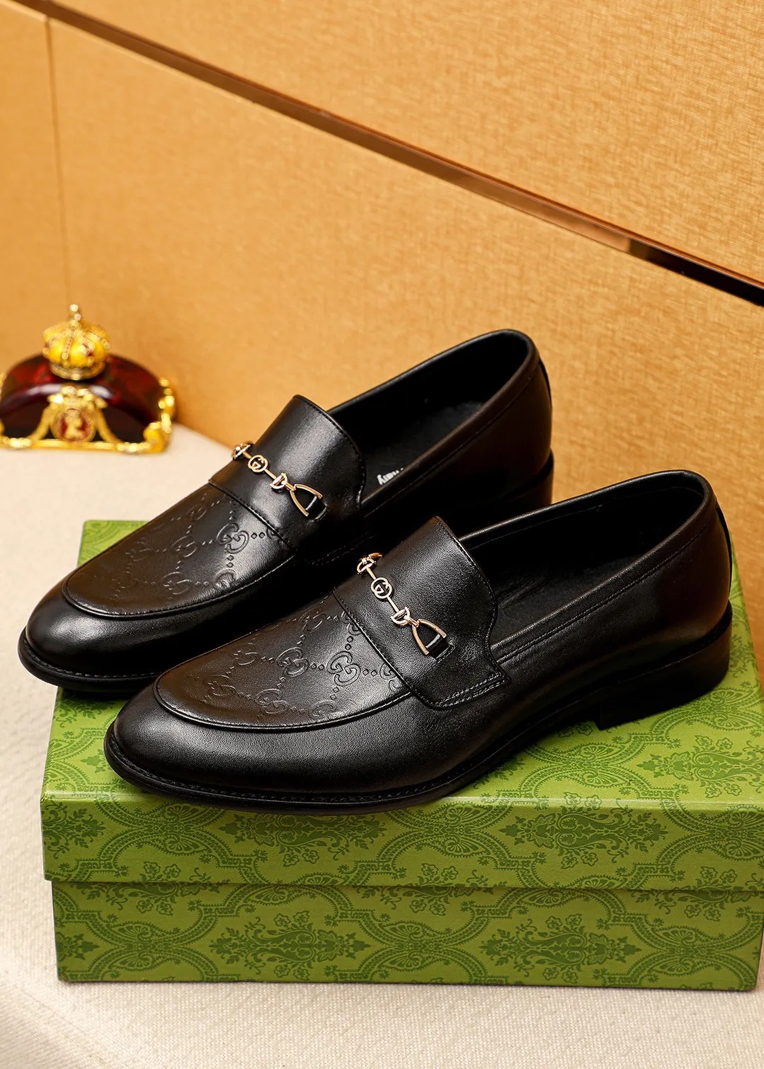 Men's shoes 💰400 💐 Product trademark: GUCCI "Gucci" casual leather shoes Regular size: 39-44 (38.45.46🉑️Customized) Product materials: Selected imported first-layer calfskin embossed upper + luxury hardware buckle, imported 🐑 sheepskin lining. Strong three-dimensional visual effect, original combination outsole Color: 2⃣️colors available